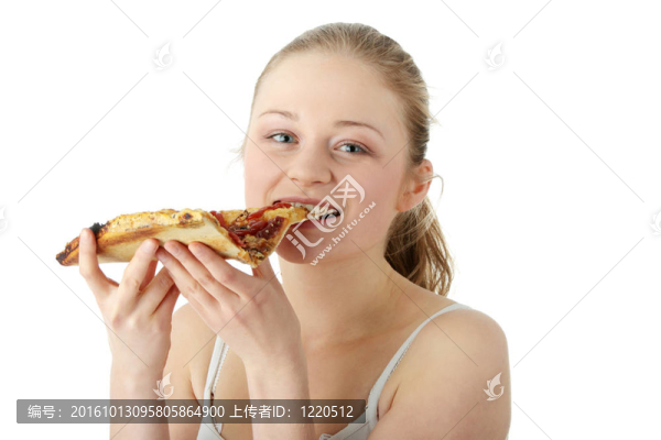 年輕快樂的女人吃比薩餅