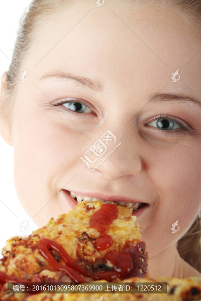 年輕快樂的女人吃比薩餅