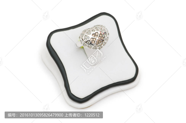 白色背景上的金戒指