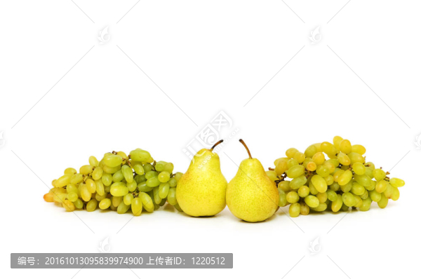 白色背景上的葡萄和梨