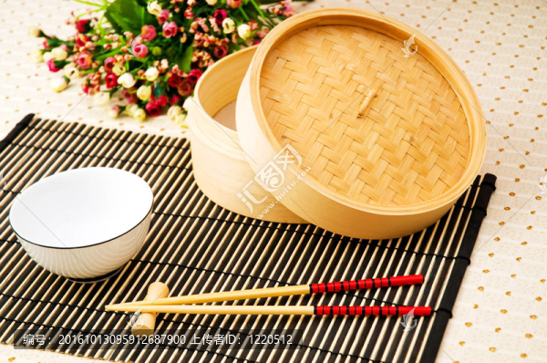在竹墊上的筷子和碗