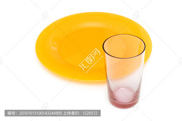 黃色的盤子和白色的玻璃