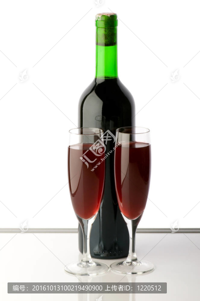 反射背景下的酒瓶和酒杯