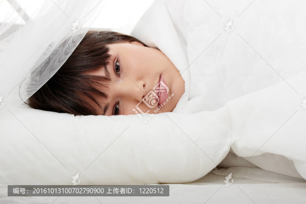床上的年輕女人