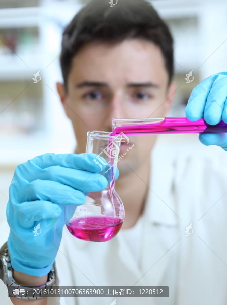 <混合>青年男研究員進行科學(xué)研究
