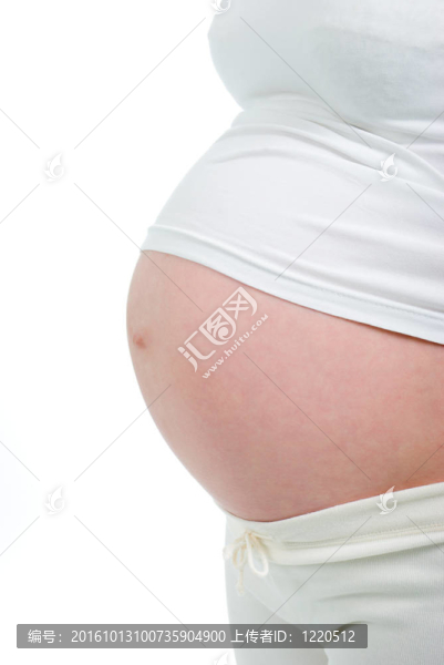 孕婦抱著懷懷8個(gè)月。
