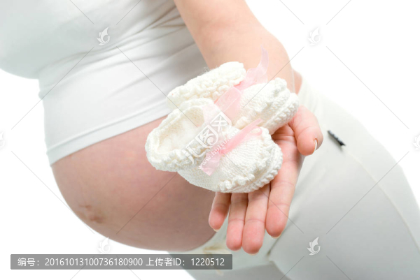 孕婦持粉紅色短靴對
