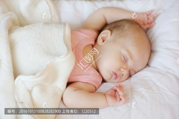 可愛(ài)的小嬰兒在床上