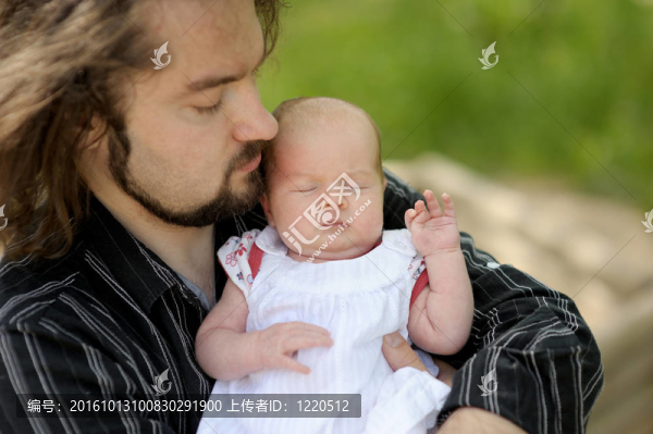 小新生兒在父親的手中
