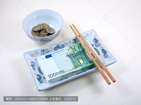 碗和盤子裝滿歐元用筷子