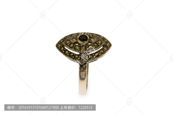 白色背景上的金戒指
