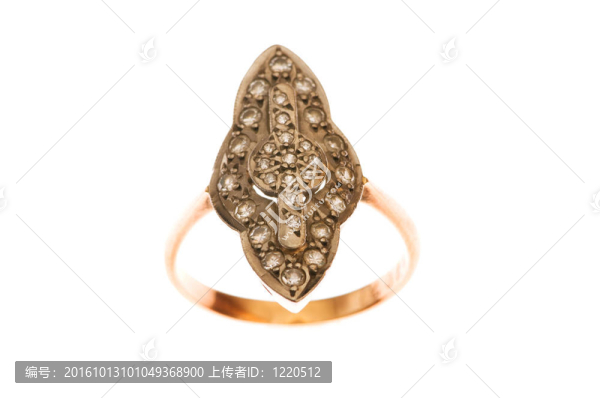 白色背景上的金戒指