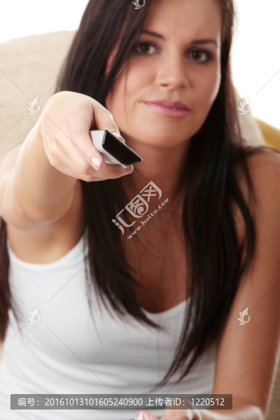 年輕的女人看電視