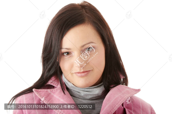 穿粉紅色冬大衣的女人