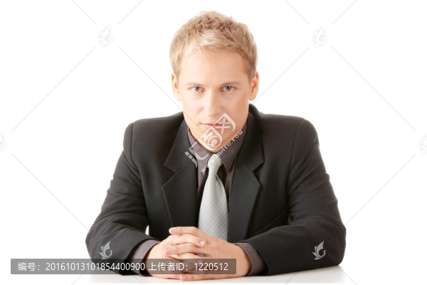 坐在桌子后面的年輕商人