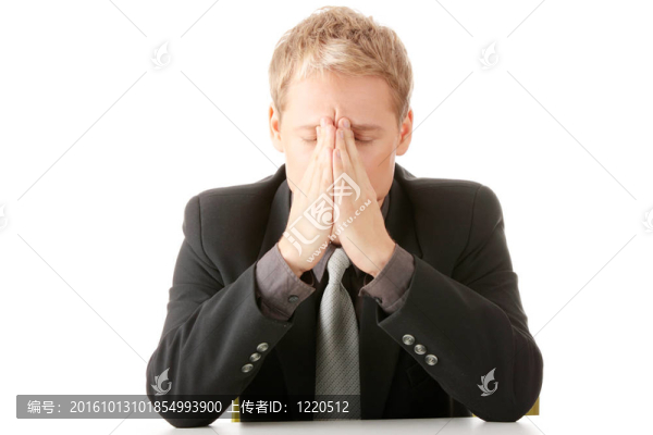 坐在桌子后面的年輕商人