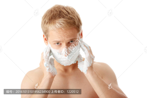 男人刮胡子