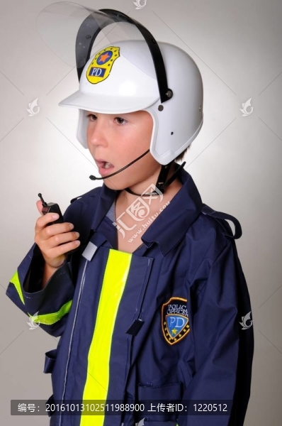 警察服裝男孩
