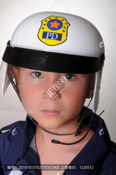 警察服裝男孩