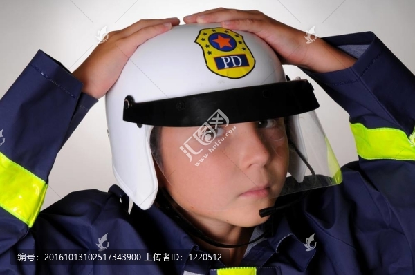 警察服裝男孩