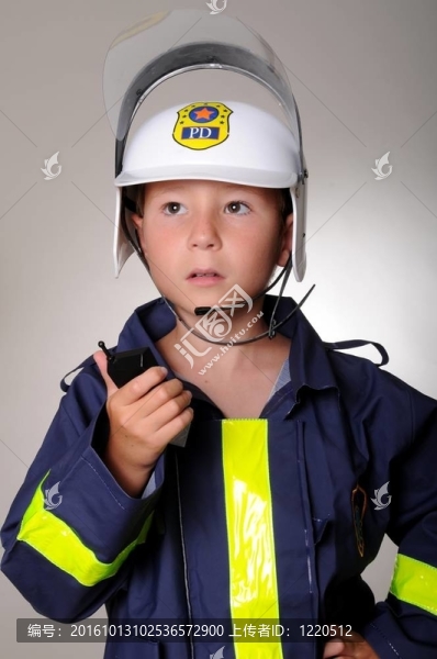 警察服裝男孩