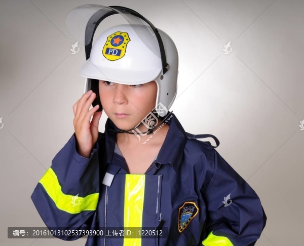 警察服裝男孩
