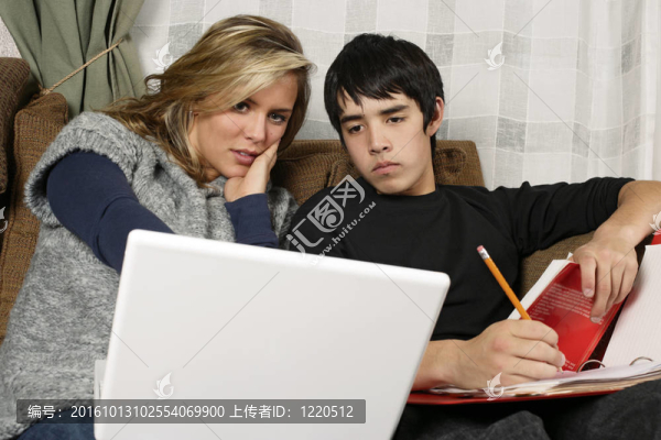 青少年做家庭作業(yè)與筆記本電腦