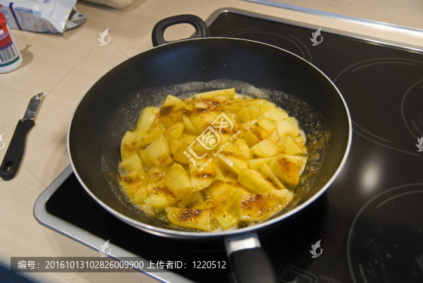 烤在平底鍋里的土豆。