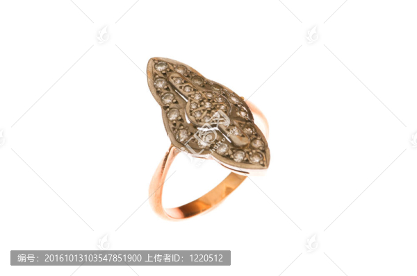 白色背景上的金戒指