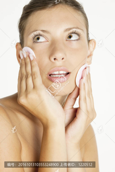 年輕婦女的化妝棉肖像