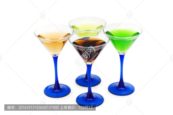 白色背景上的各種雞尾酒