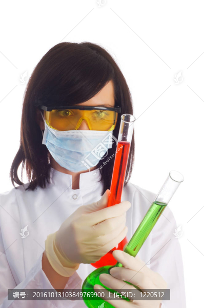在實驗室里用白色化學管的女人