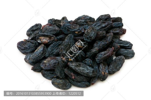 白色背景上的黑葡萄干