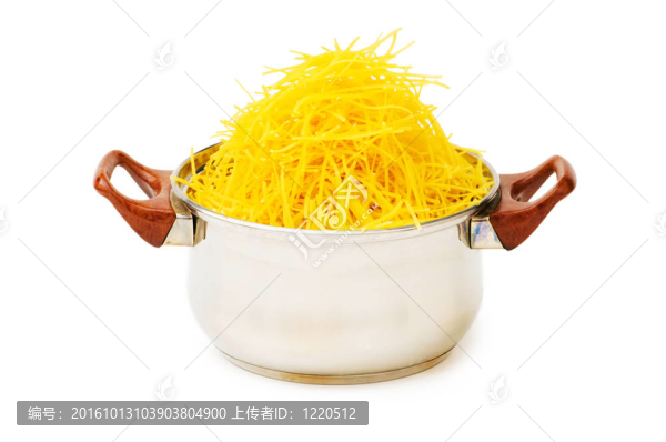 白色背景上的意大利面鍋