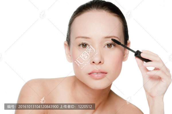 年輕迷人的女人涂睫毛膏