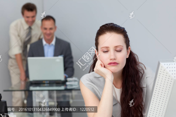 疲憊的女商人趴在桌子上睡覺(jué)