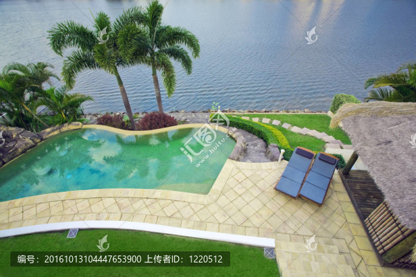 海濱大廈與游泳池和巴厘小屋俯瞰運(yùn)河