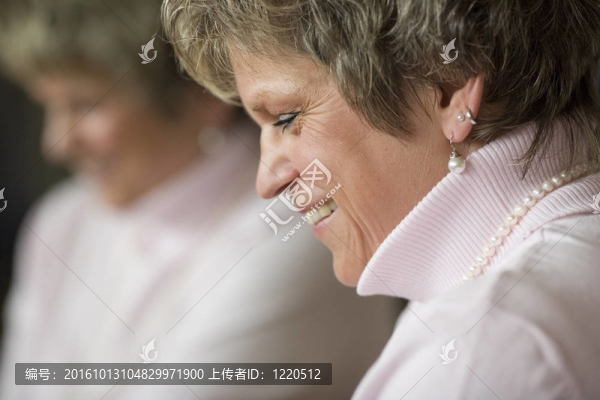 在鏡子里