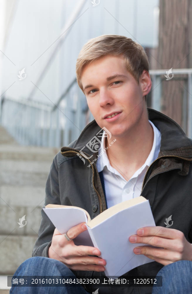 帶書的年輕人