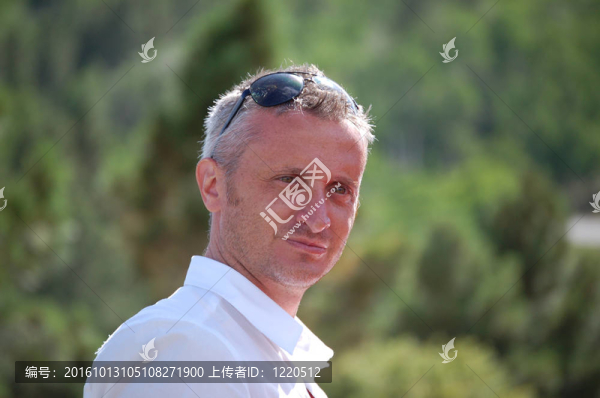 英俊的白人男子戴著太陽眼鏡