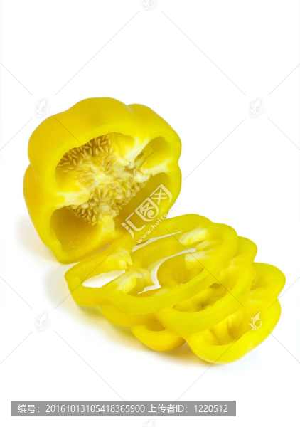 白色背景上的切片黃椒
