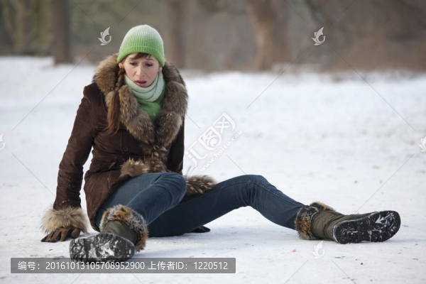 雪道上的女人