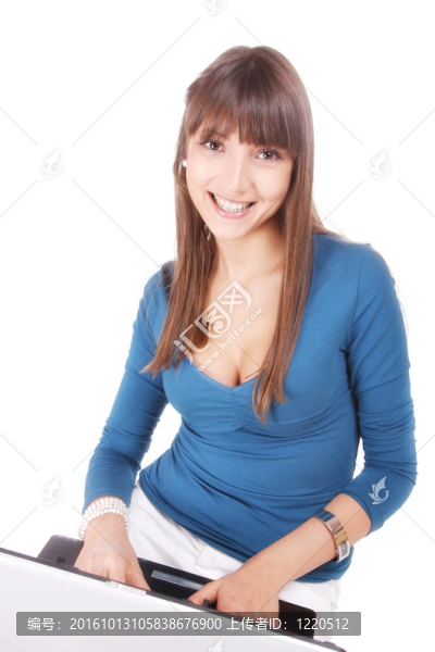 使用筆記本電腦的年輕女性