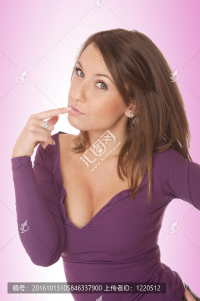 粉紅背景的年輕女人