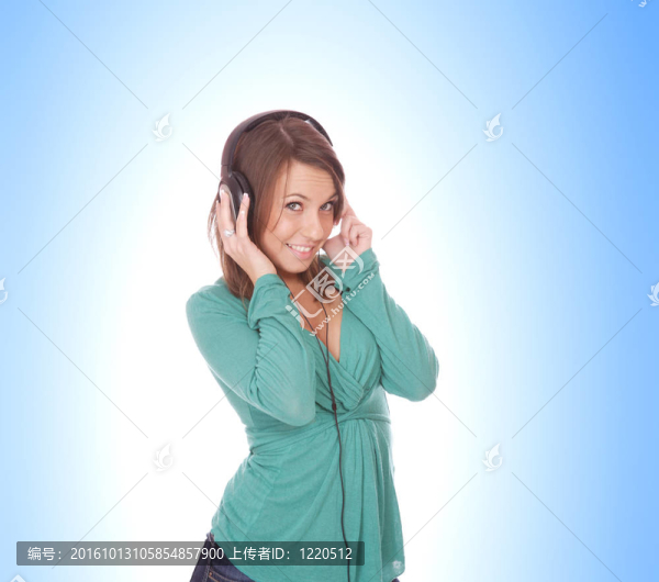 粉紅背景的年輕女人