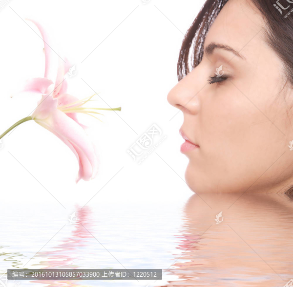 婦女得到水療治療