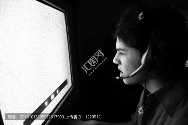 年輕人盯著靜態(tài)電視屏幕