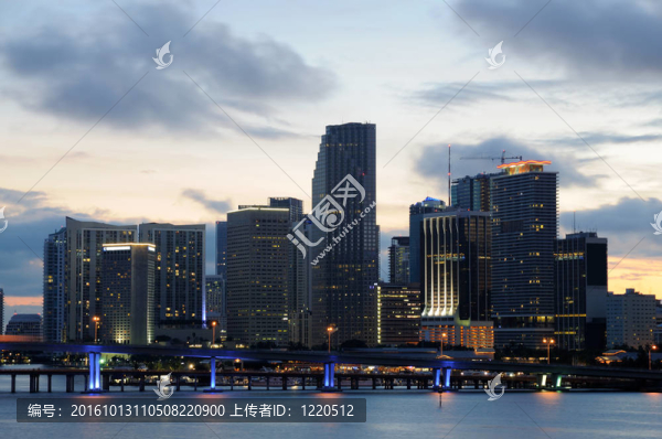 黃昏的邁阿密市中心；美國佛羅里達州