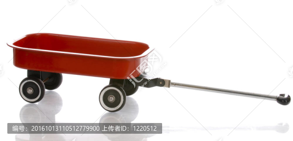 白色背景反射的紅色貨車