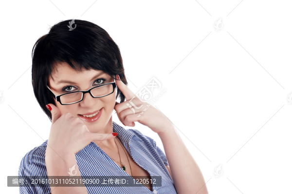 在一個(gè)藍(lán)色的襯衫迷人的黑發(fā)